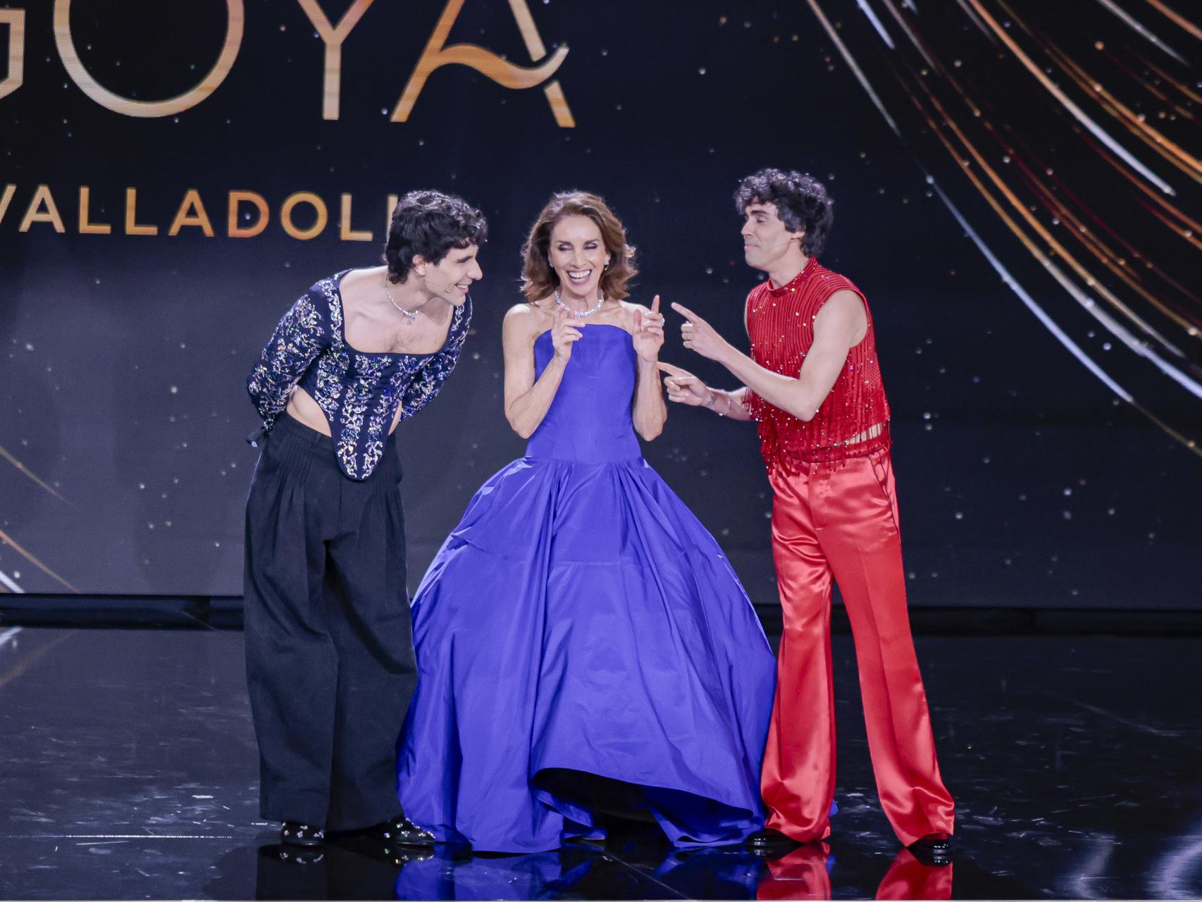 Ana Belén, con diseño de Juan Vidal, junto a los Javis.