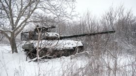 Un carro de combate ucraniano T-64 trabajando en las inmediaciones de Bakhmut, donde las tropas rusas lanzan ataques a diario.