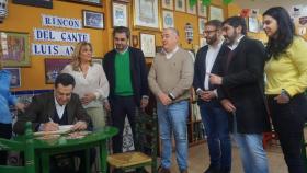 Juanma Moreno visita la Casa de Andalucía