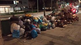 Nueva crisis de basura en A Coruña: Basura por los suelos y contenedores a rebosar