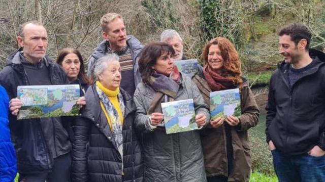 La candidata de Podemos Galicia, Isabel Faraldo, mantiene un encuentro con la asociación de propietarios de las Fragas do Eume