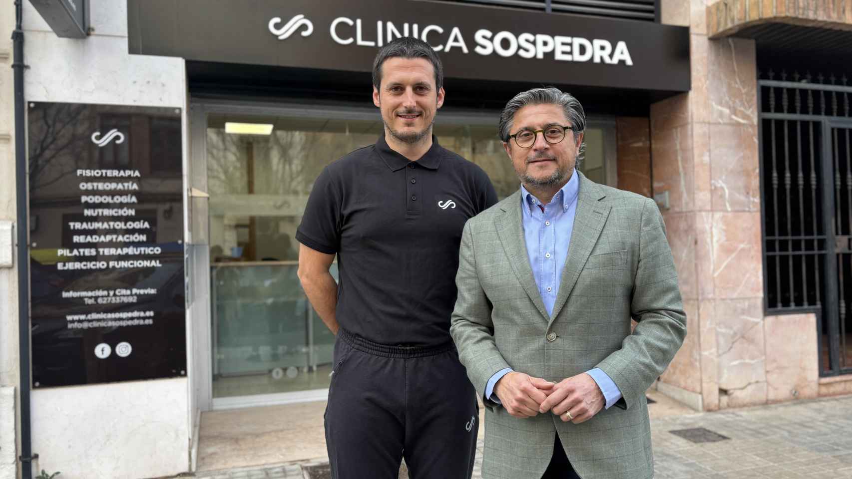 Jordan Sospedra y Tony Germán, en la clínica de la Avenida Aragón. EE