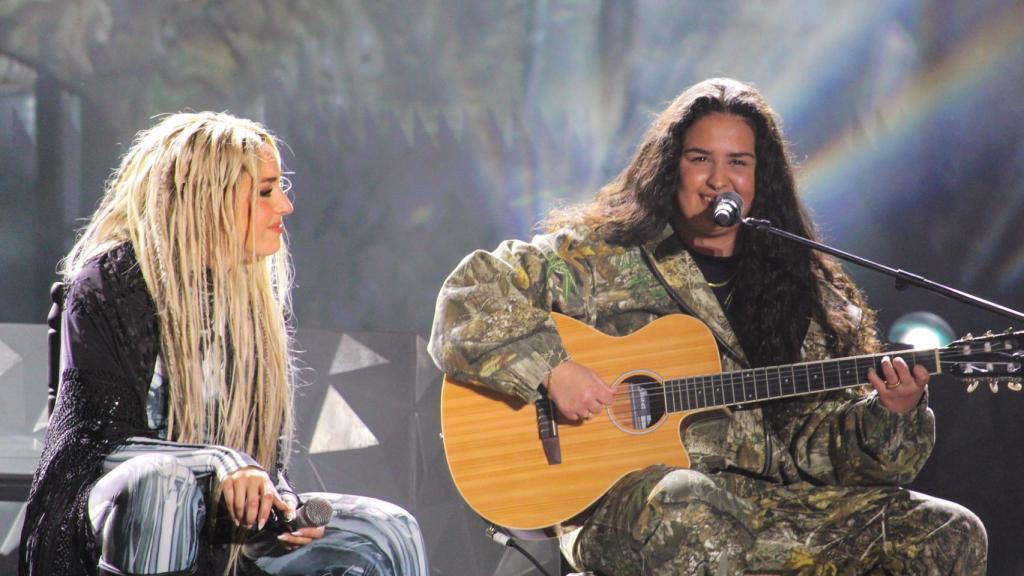 Lola Índigo, junto a Salma, en su concierto en Málaga