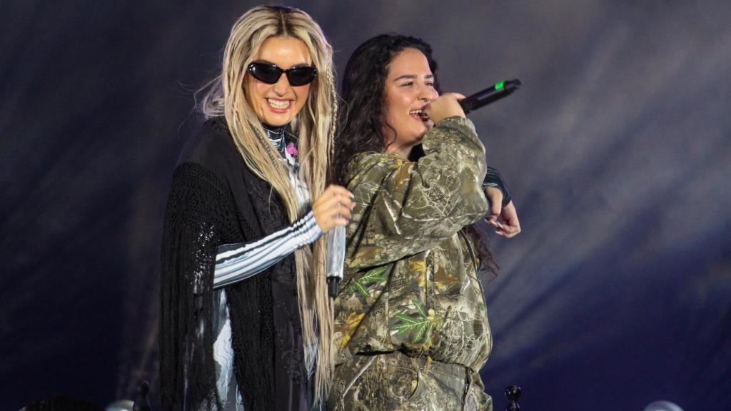 Lola Índigo, junto a Salma, en su concierto en Málaga