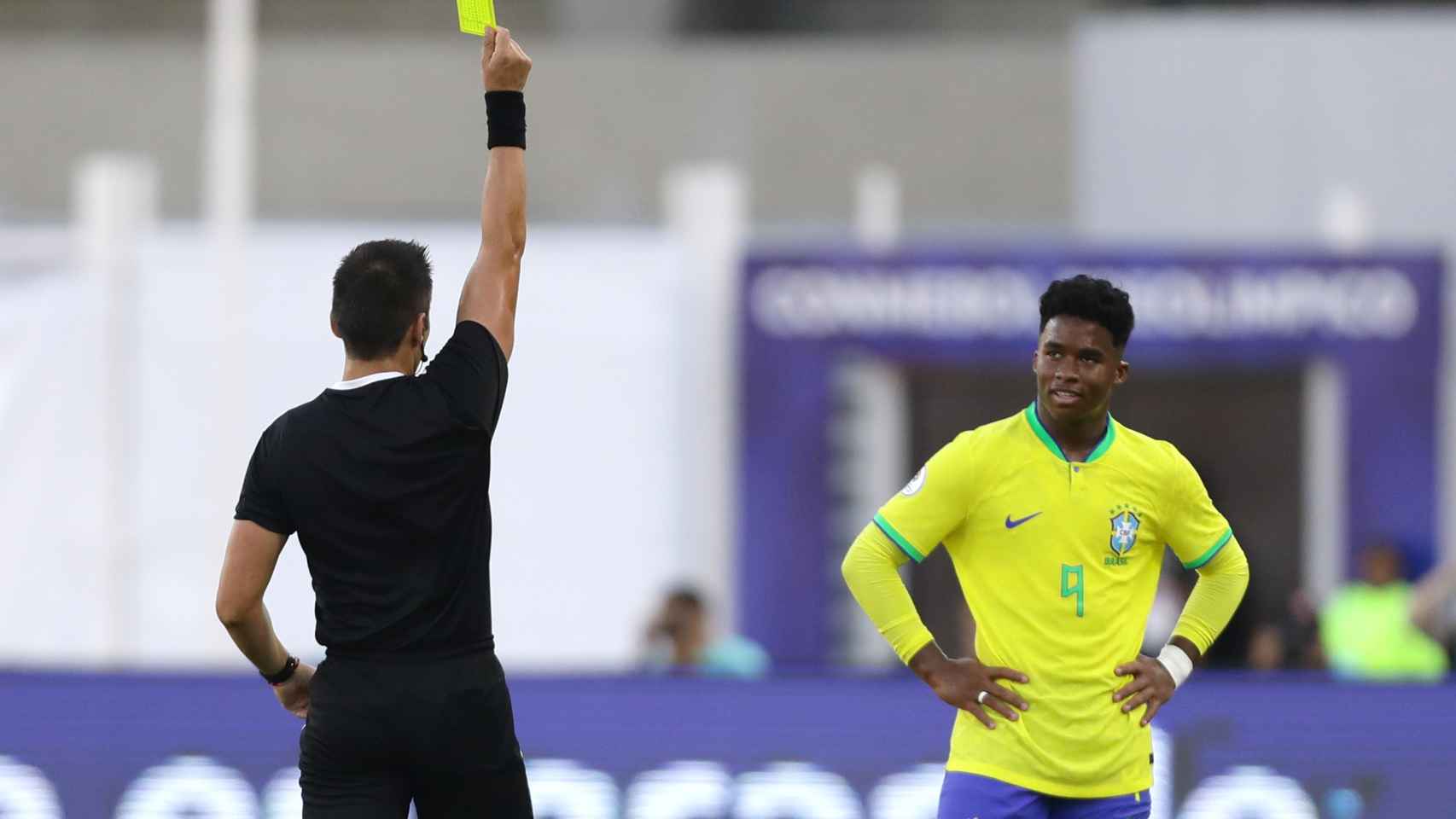 Endrick recibe una tarjeta amarilla en el partido contra Argentina en el Preolímpico