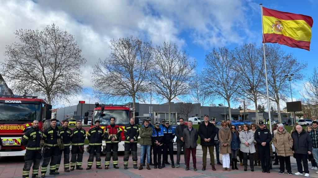 Minuto de silencio por los agentes fallecidos en Barbate en Arroyo de la Encomienda
