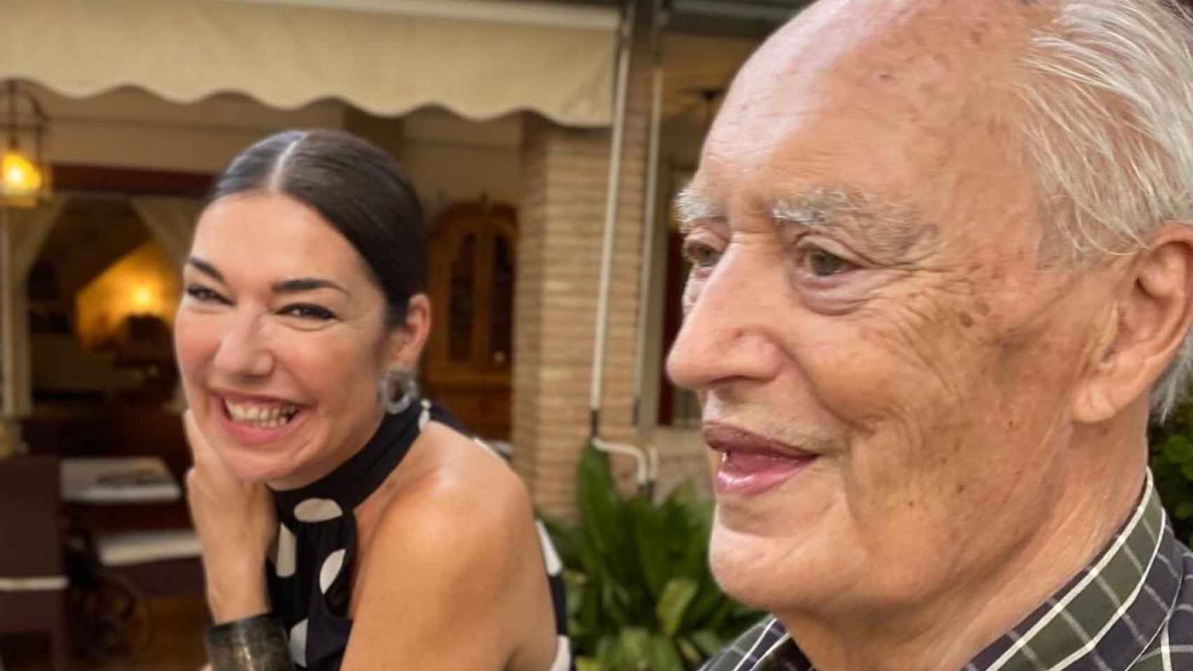 Raquel Revuelta, sonriente, junto a su padre en una imagen de sus redes.