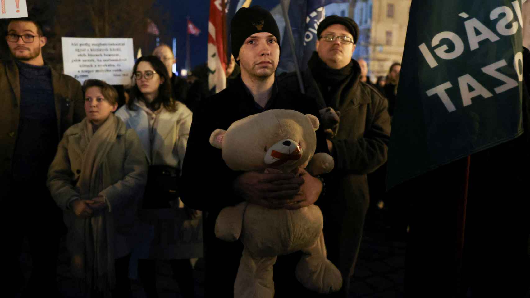 Varios centenares de manifestantes se concentraron el viernes ante el palacio presidencial en Budapest para pedir la dimisión de Novák