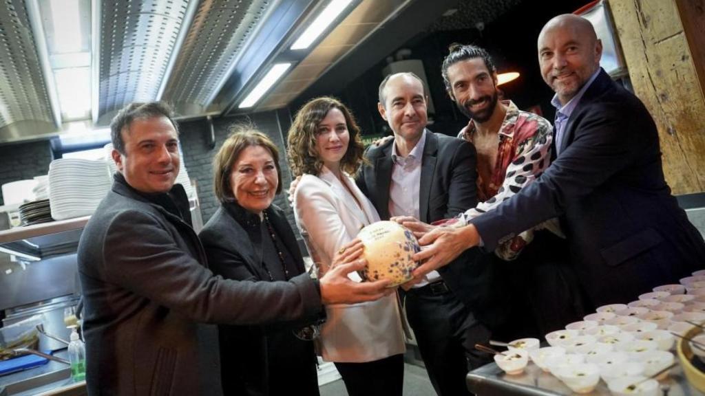 Isabel Díaz Ayuso con el equipo de El Corral de la Morería.