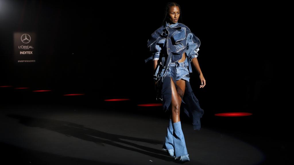 Imagen de una modelo vestida por Visori Studi, de Javier Soria. EE