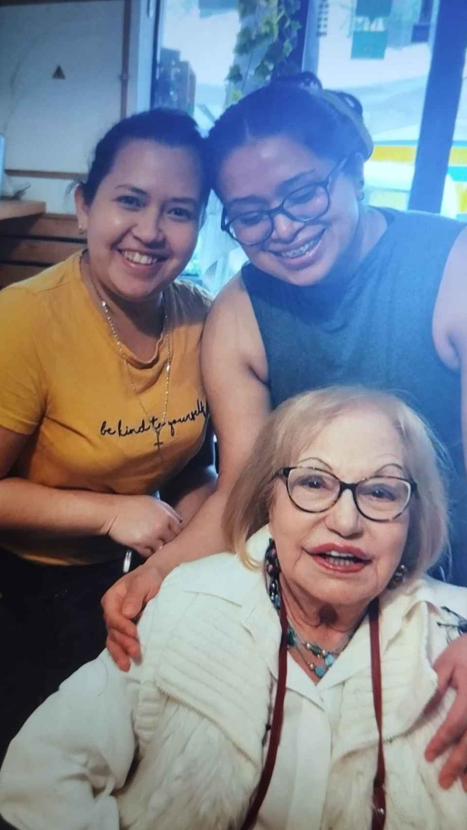 La difunta Maricarmen, su amiga, Norma, y la anciana a la que cuidaba, Elisa, en el piso que se calcinó en la calle Salamanca de Valencia.
