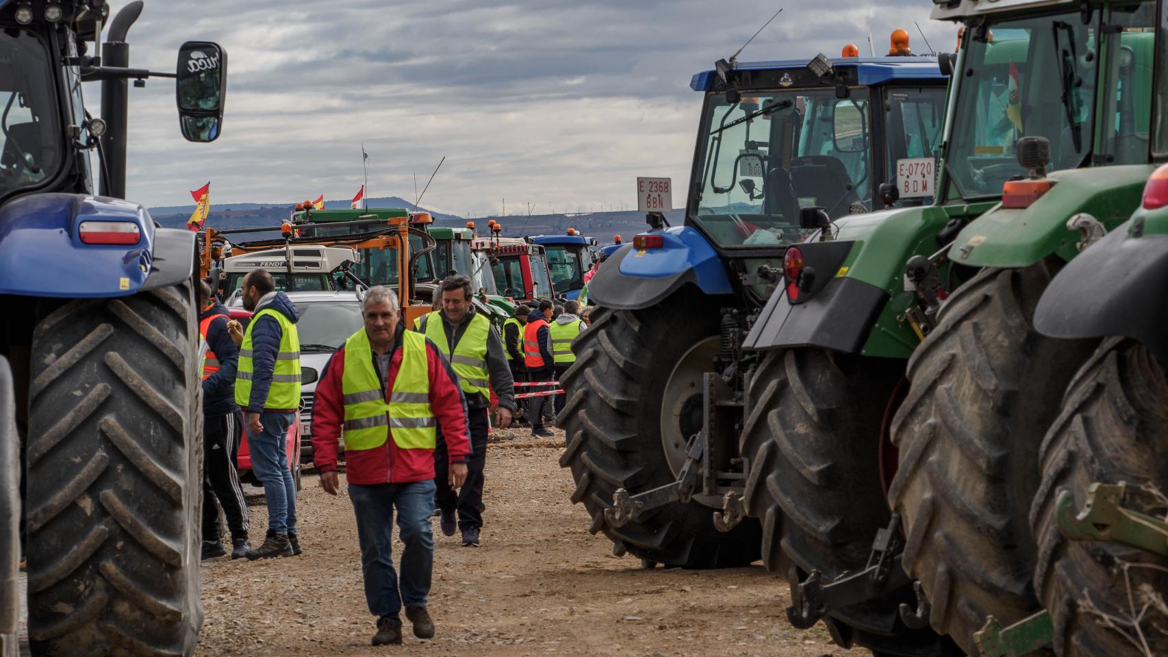 Agricultores y ganaderos en el acceso al polígono Lentiscares durante la sexta jornada de protestas en Navarrete (La Rioja)