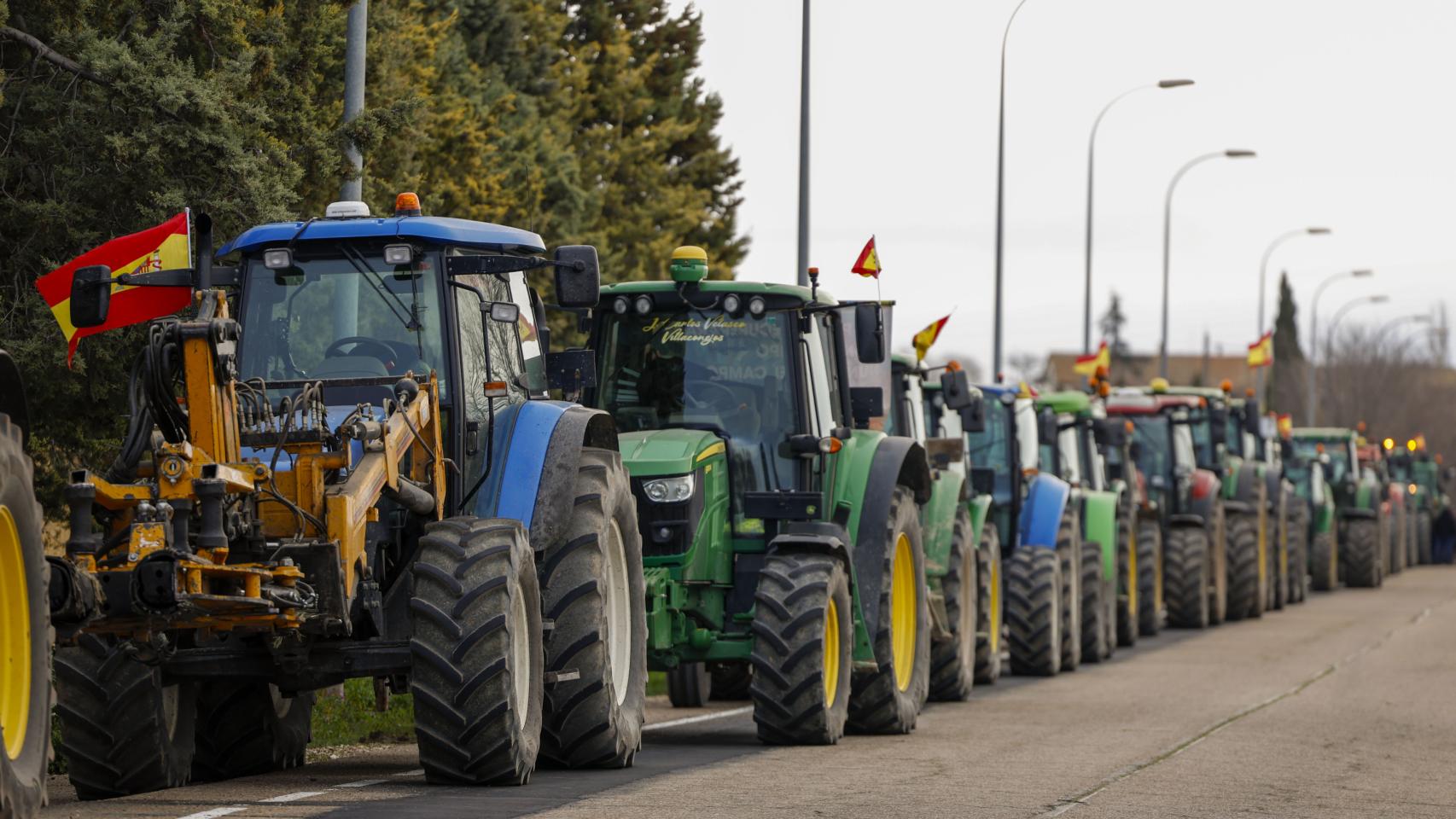 Varios tractores listos para el inicio de la marcha por la Comunidad de Madrid este lunes