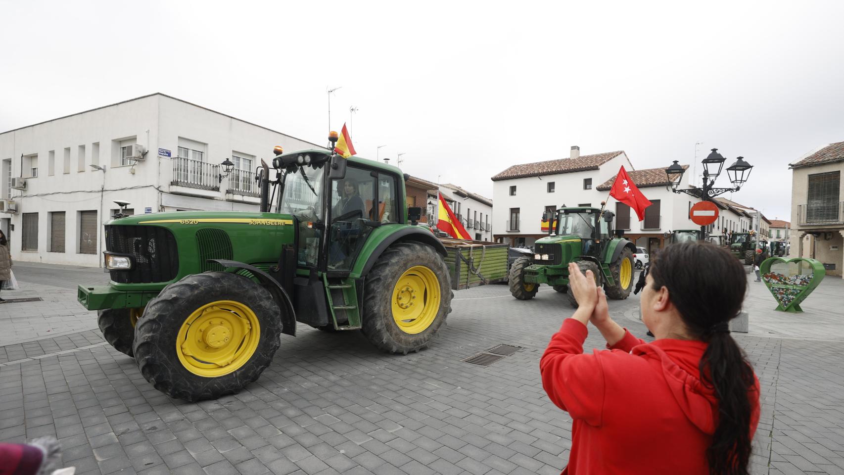 Varios tractores reciben los aplausos de los vecinos a su llegada a la localidad madrileña de Torrejón de Velasco