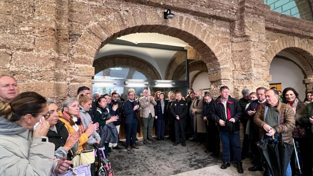 Minuto de silencio este lunes en el Ayuntamiento de San Fernando, con la alcaldesa Patricia Cavada en medio