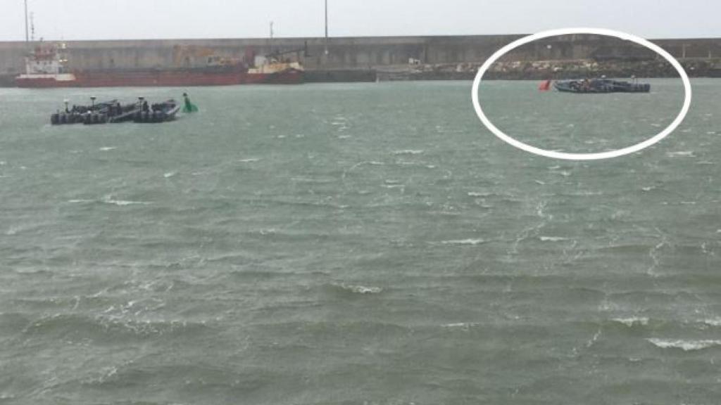 En el círculo, en el extremo derecho del mismo, la narcolancha que según la GC arrolló a los agentes.