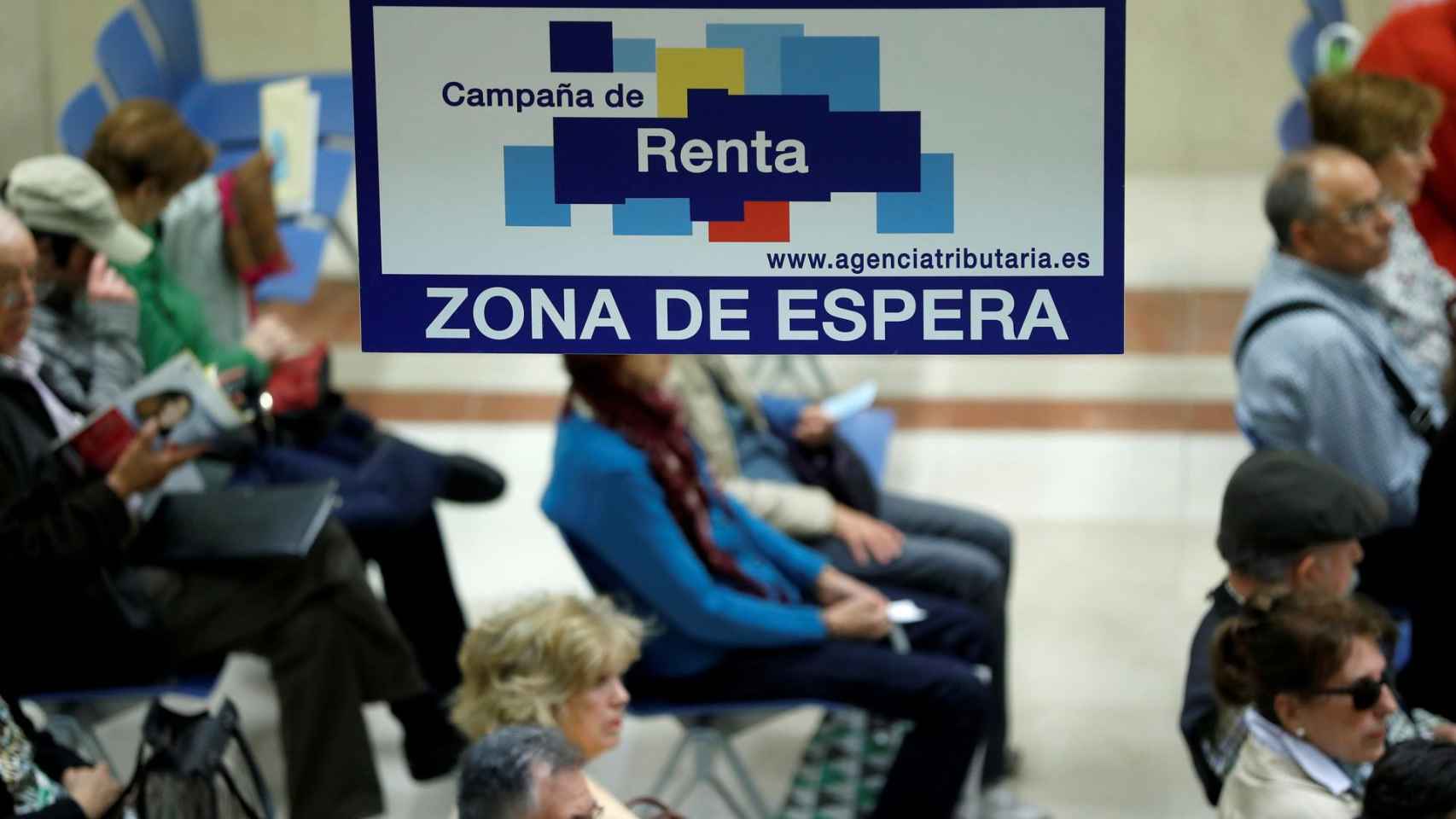 Ciudadanos esperan para ser atendidos en la delegación de Hacienda de Madrid, en el día de inicio de los servicios de atención presencial para la declaración de la renta