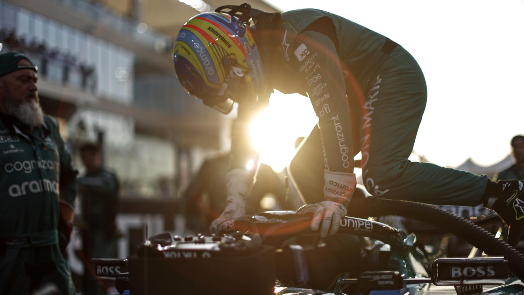 Fernando Alonso se baja del Aston Martin tras una carrera.