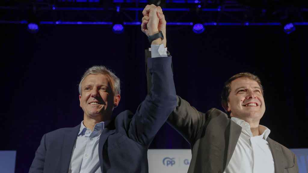 El candidato del PPdeG, Alfonso Rueda, participa en un mitin acompañado por el líder del PP de Castilla y León, Alfonso Fernández Mañueco, este lunes.