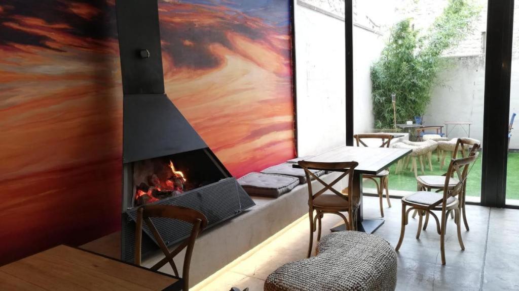 Una de las mesas del local.