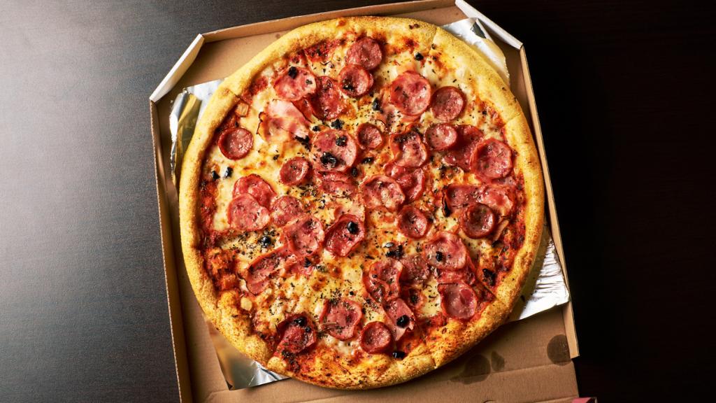 El motivo por el que la caja de la pizza es cuadrada si la pizza es redonda.