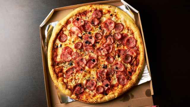 El motivo por el que la caja de la pizza es cuadrada si la pizza es redonda.