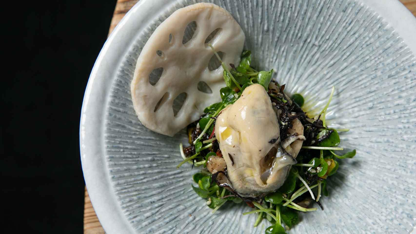 Una de las ostras del menú vertical de La Lonja del Mar