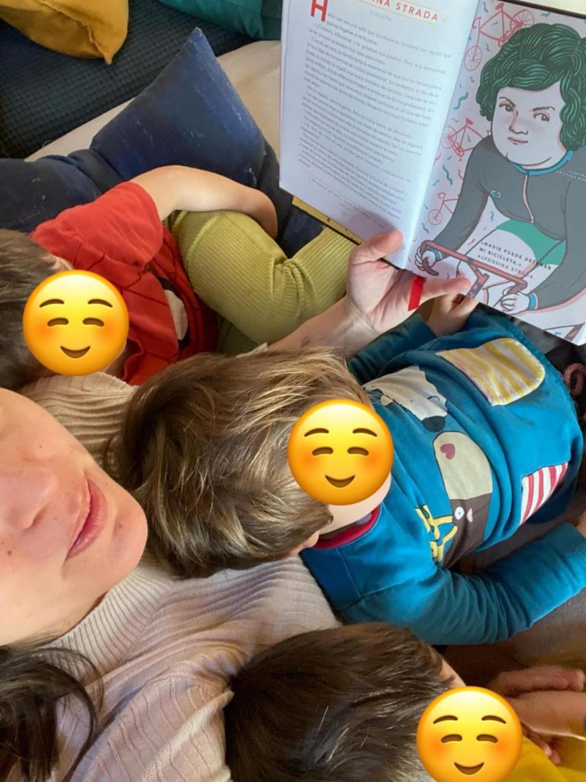 Irene Montero muestra mucho más su faceta de madre. Imagen junto a sus hijos, que publicó el pasado diciembre.