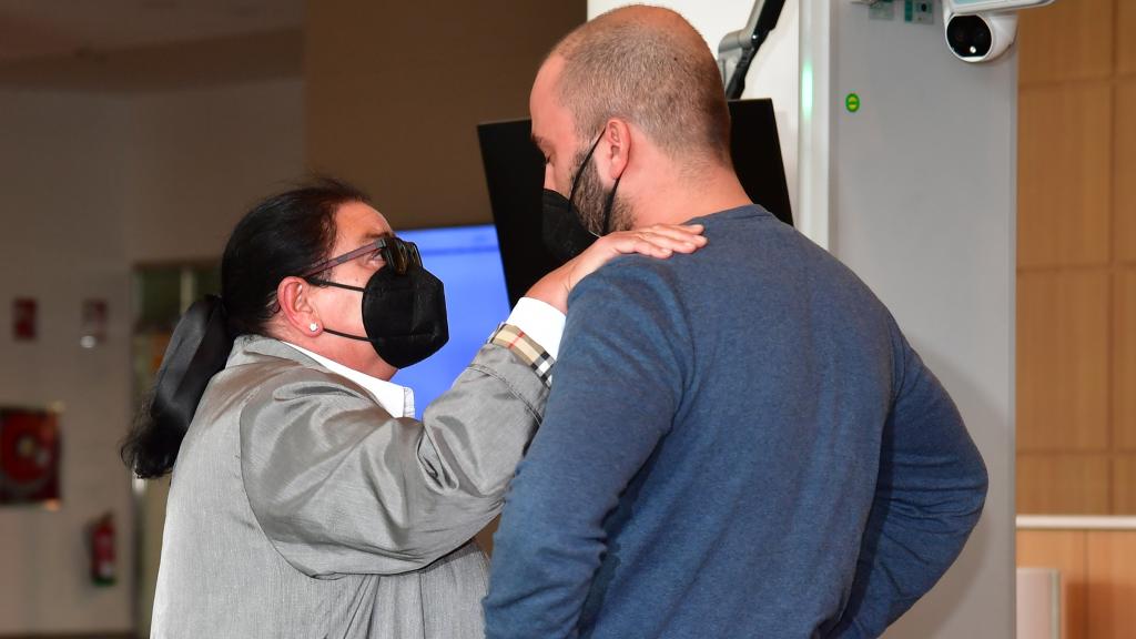 Antonio Tejado y su tía María del Monte durante el funeral del padre del televisivo.