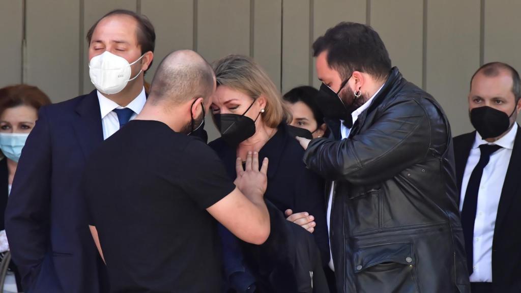 Antonio Tejado junto a su madre, María José Vargas, durante el funeral de su progenitor.