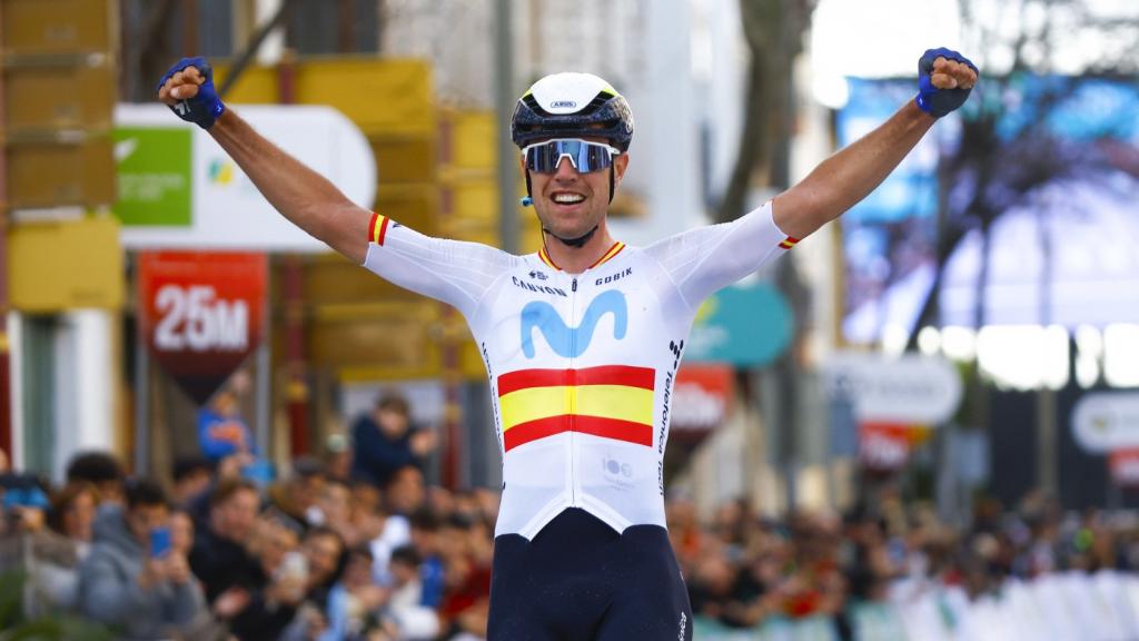 Oier Lazkano celebra su victoria en la Clásica Jaén Paraíso Interior.