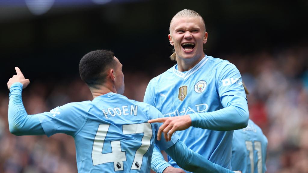 Erling Haaland celebra un gol junto a Phil Foden en un partido del Manchester City.