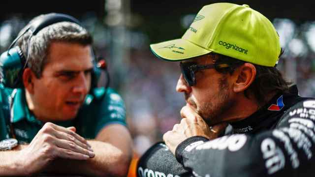 Fernando Alonso dialoga con un miembro del equipo Aston Martin