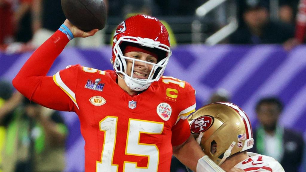 Patrick Mahomes durante una de las jugadas de la Super Bowl