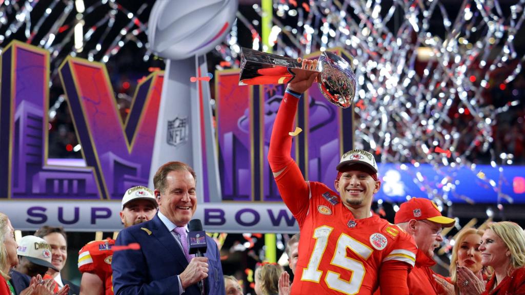 Patrick Mahomes con el trofeo de campeón de la Super Bowl