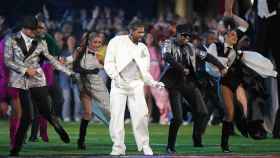 Usher, durante su actuación en el intermedio de la Super Bowl