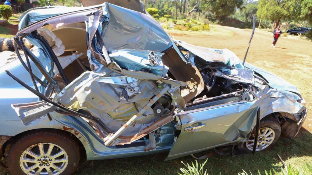 El coche accidentado que conducía Kelvin Kiptum, poseedor del récord mundial de maratón, frente a la comisaría de policía de Kaptagat, Kenia, este lunes.