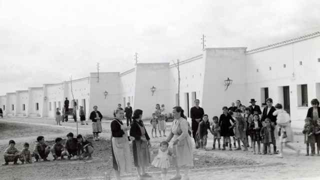 Viviendas de Carlos Arniches terminadas en Gévora (Badajoz). Foto: Autor y fecha desconocidos. © Archivo MAGRAMA