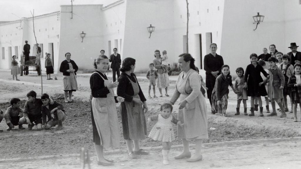 Viviendas de Carlos Arniches terminadas en Gévora (Badajoz). Foto: Autor y fecha desconocidos. © Archivo MAGRAMA