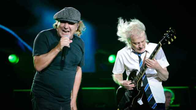Brian Johnson y Angus Young, de AC/DC, durante un concierto. Foto: Christie Goodwin