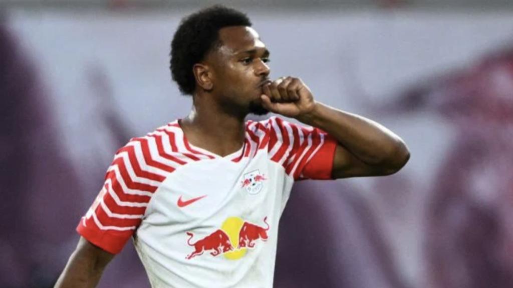 Loïs Openda celebra un gol con el RB Leipzig