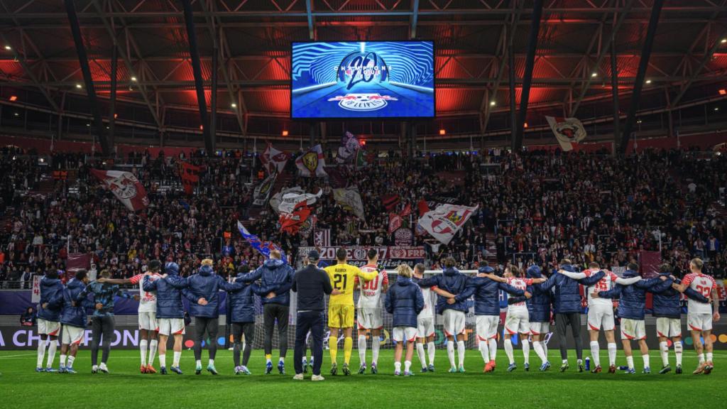 Los jugadores del RB Leipzig celebran con su afición en el Red Bull Arena
