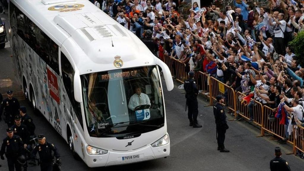 Autobús del Real Madrid antes de un partido de Champions League.