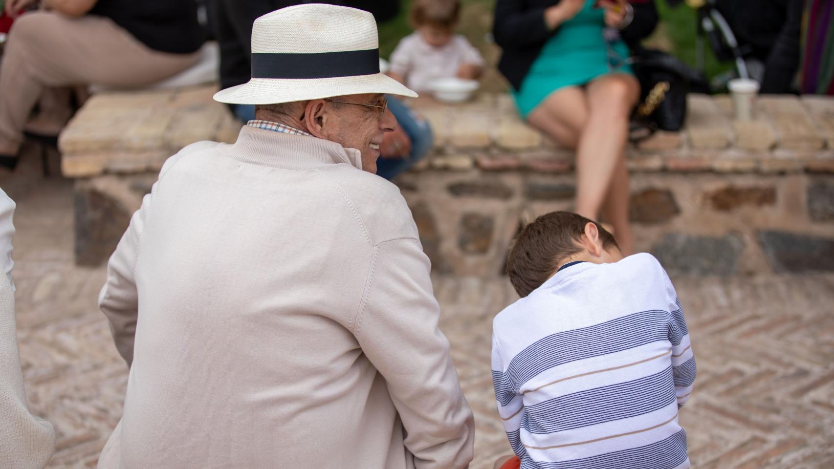 Abuelo y nieto disfrutan de buen tiempo. / Foto: Javier Longobardo.