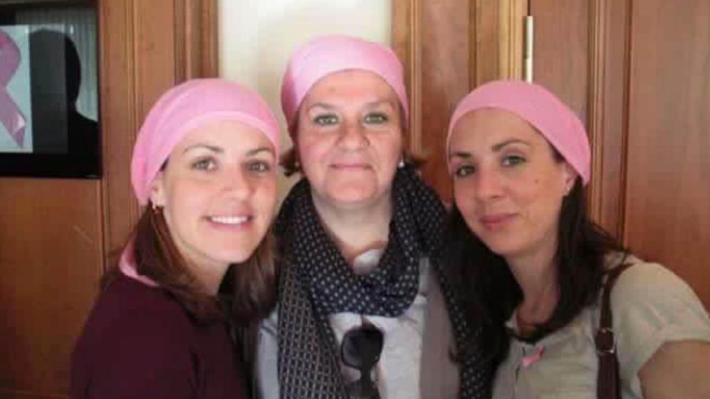 Lola Esteban-Infantes junto a sus hijas, Paloma y María.