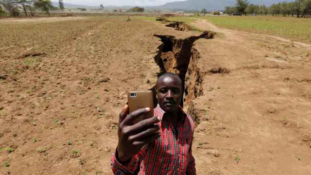 Un hombre se hace una foto en frente de la grieta en el Rift de África Oriental.