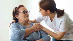 Imagen de archivo de una paciente hablando con una enfermera (iStock).