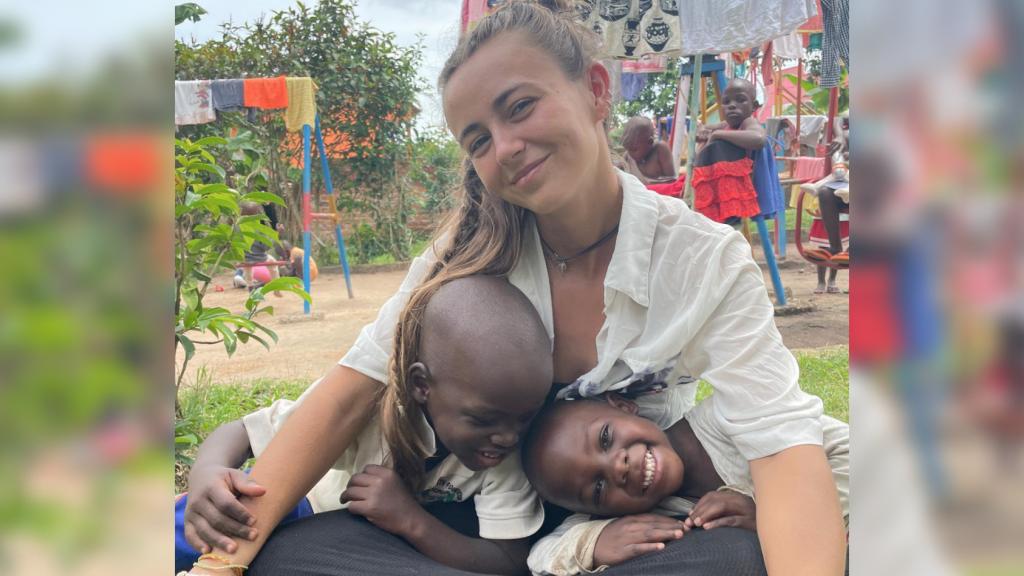 María Galán, junto a dos niños de uno de los tres orfanatos en los que colabora Babies Uganda.