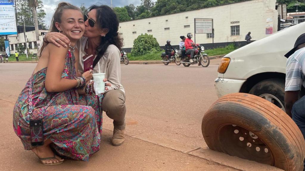 María Galán, junto a su Madre, Monste, fundadora de la ONG.