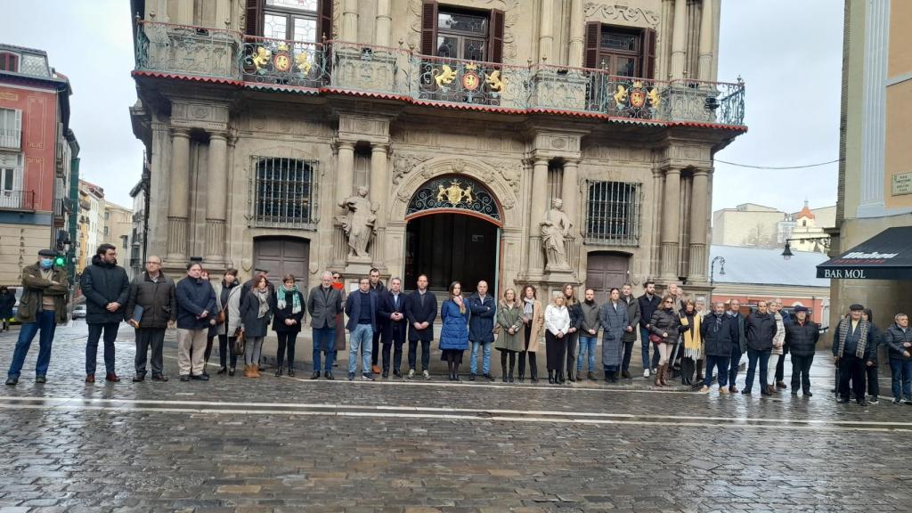 El minuto de silencio frente al Ayuntamiento de Pamplona este lunes.